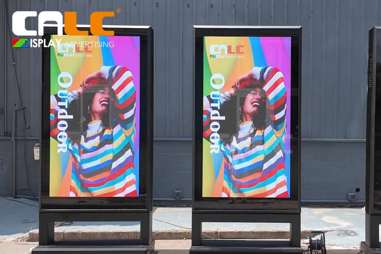 شاشة CNLC LED ثنائية الجوانب Mupi – P2 بدقة عالية | سطوع ٤٠٠٠ شمعة/متر مربع، قابلة للقراءة في ضوء الشمس | حلول إعلانية خارجية