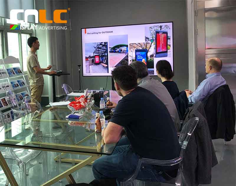 قام العملاء بزيارة CNLC لاستكشاف لافتات رقمية مخصصة ذات هيكل من الألومنيوم المتين