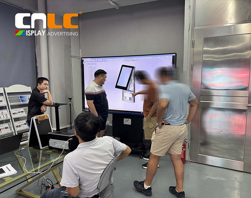 عميل أوروبي يزور شركة CNLC لتطوير مشترك لشاشة LED Mupi الخارجية