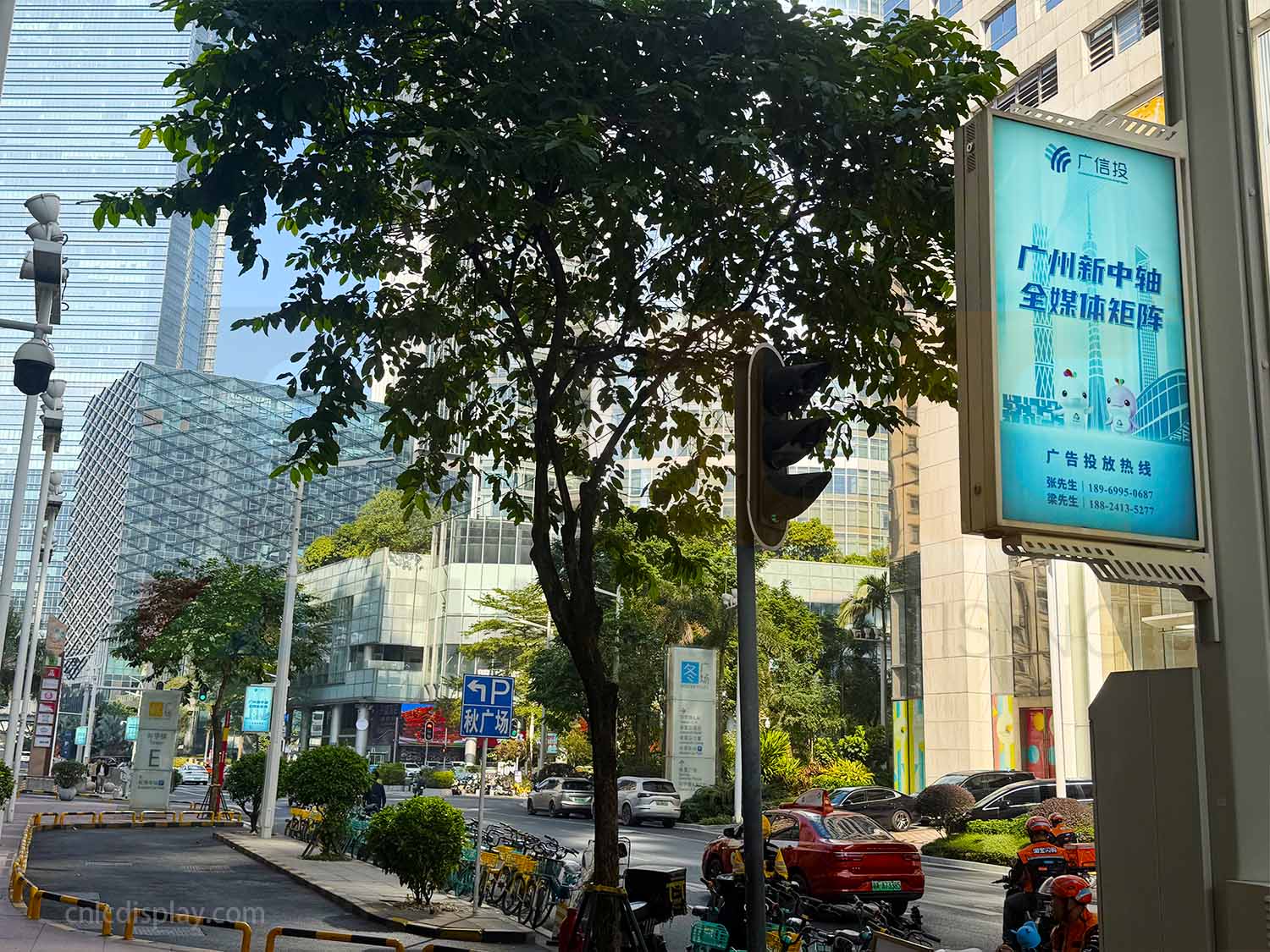 Pole-mounted LCD display integrated with lamp poles in Guangzhou, public street application, continuous operation for more than three years